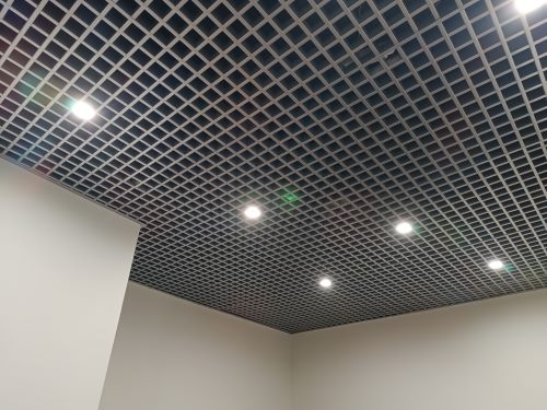 Потолок Грильято 40×40 мм, металлик матовый, в интерьере