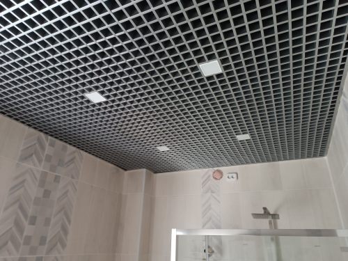 Потолок Грильято 60×60 мм, металлик матовый, в интерьере