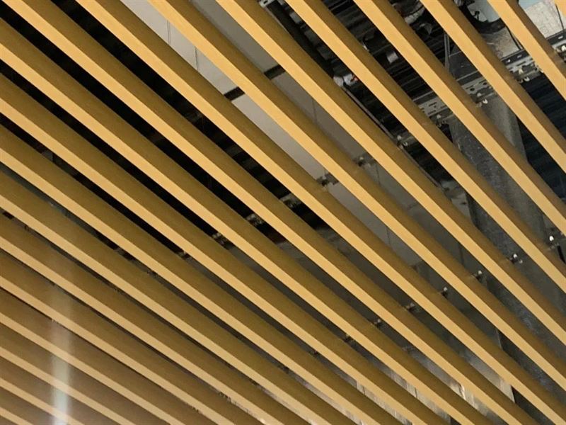 Кубообразный реечный потолок сечение 30×50 мм, цветной по RAL